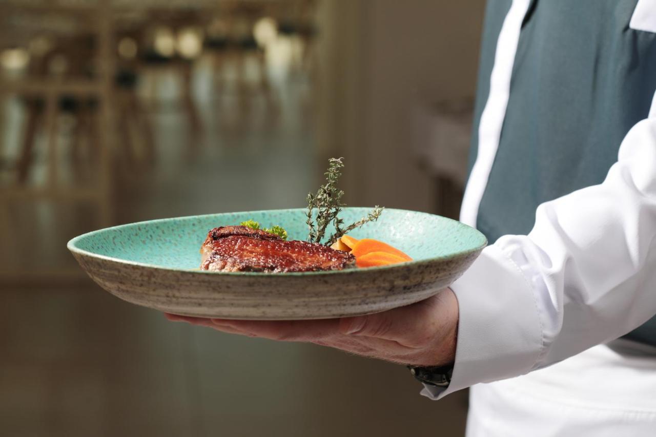 Hotel Iberostar Selection Sábila - Adults Only Costa Adeje  Esterno foto A waiter holding a plate of food